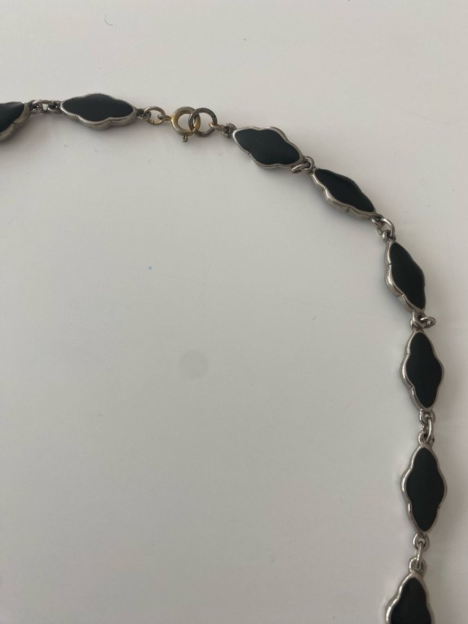 Vintage Långt halsband i svart och silver/tenn färg Retro