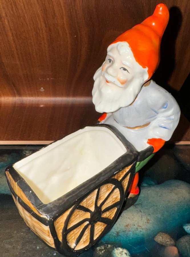 Tomte med skottkärra retro