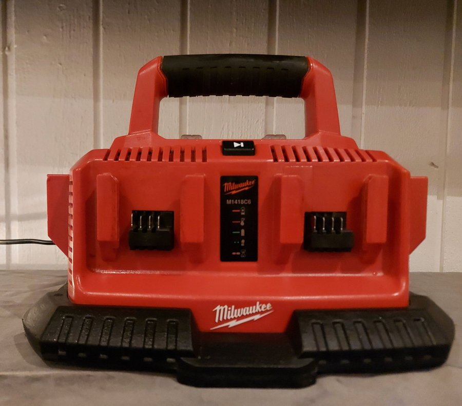 Milwaukee M1418C6 laddare för 6 batterier