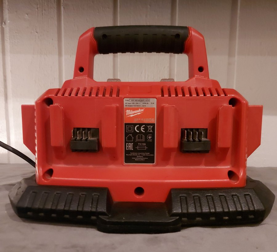 Milwaukee M1418C6 laddare för 6 batterier