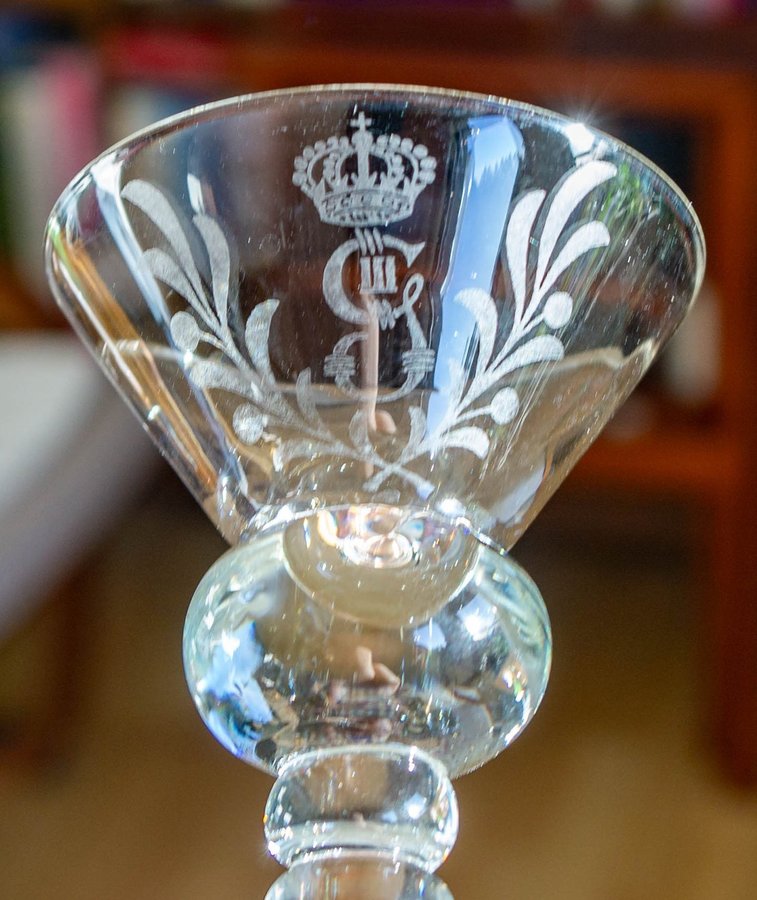 Tio gamla likörglas, Reijmyre, etsad dekor GIII (Gustav III), 1900-talets mitt