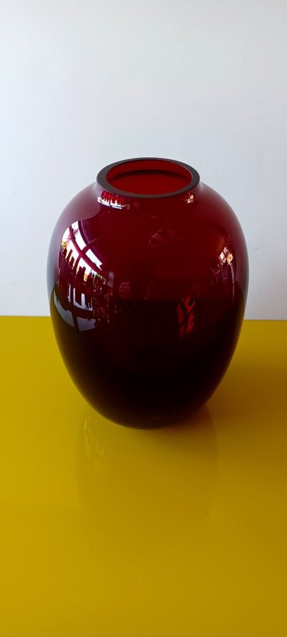 Smuk Art Deco rubinrød vase i kraftigt glas