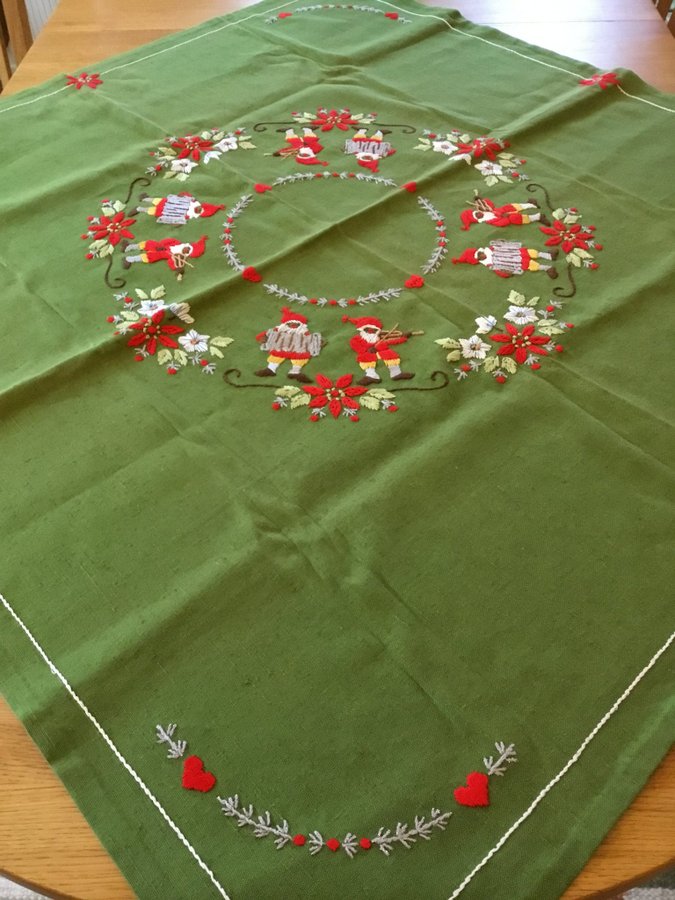 Härlig broderad Julduk med tomtar, Julstjärnor, Julrosor, grönt - Vintage duk