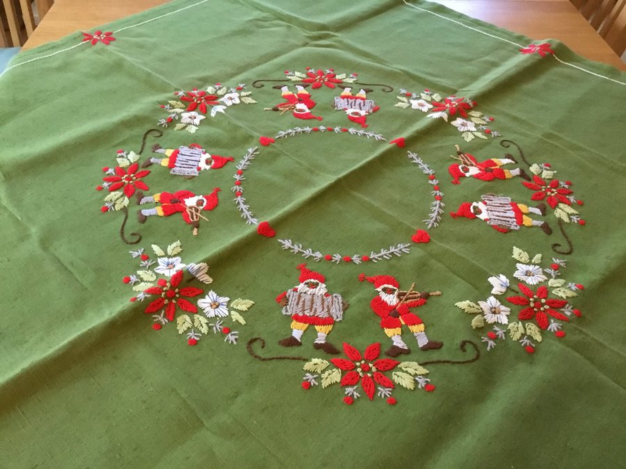 Härlig broderad Julduk med tomtar, Julstjärnor, Julrosor, grönt - Vintage duk