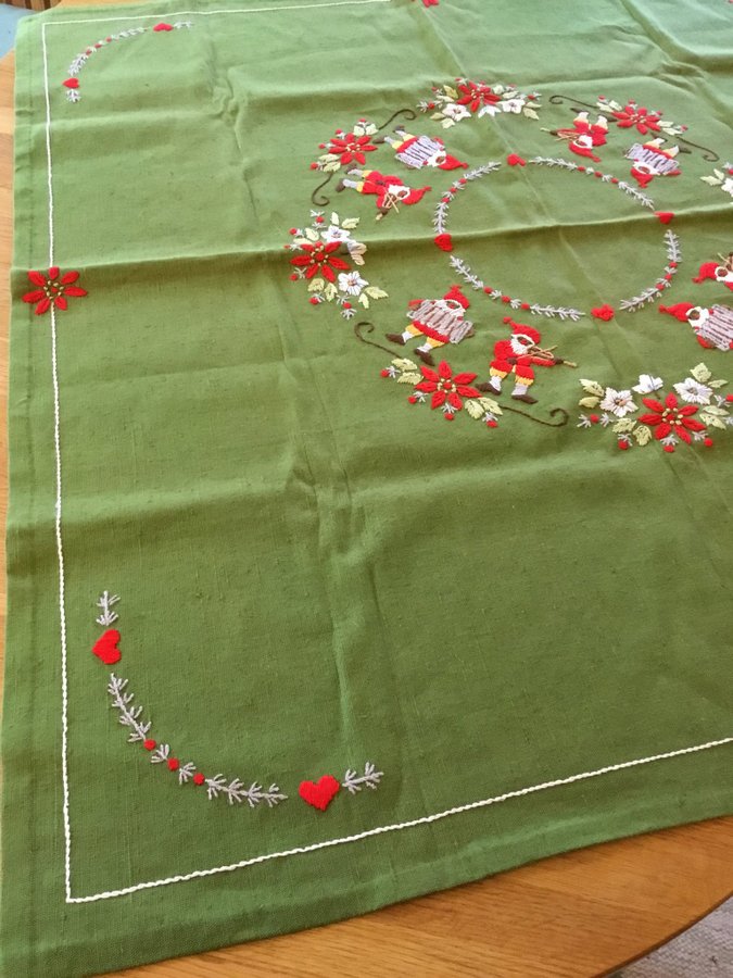 Härlig broderad Julduk med tomtar, Julstjärnor, Julrosor, grönt - Vintage duk