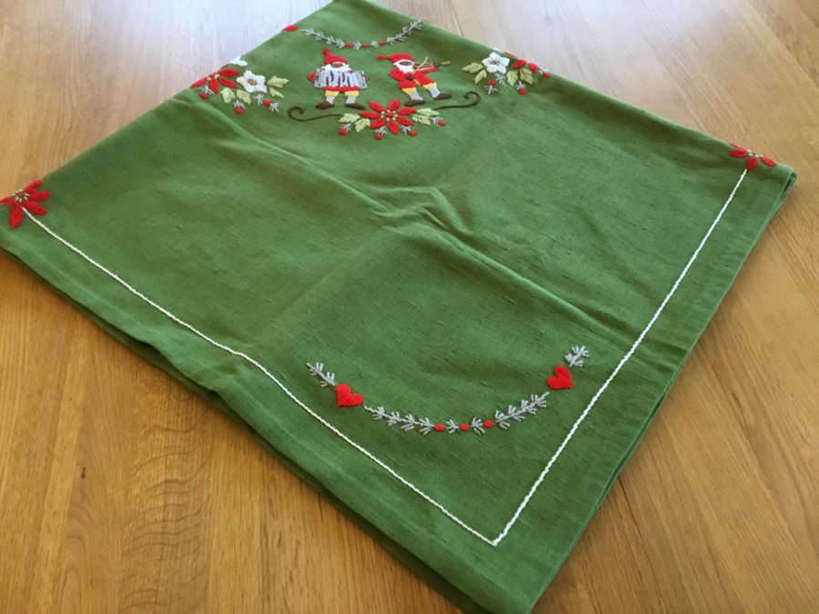 Härlig broderad Julduk med tomtar, Julstjärnor, Julrosor, grönt - Vintage duk