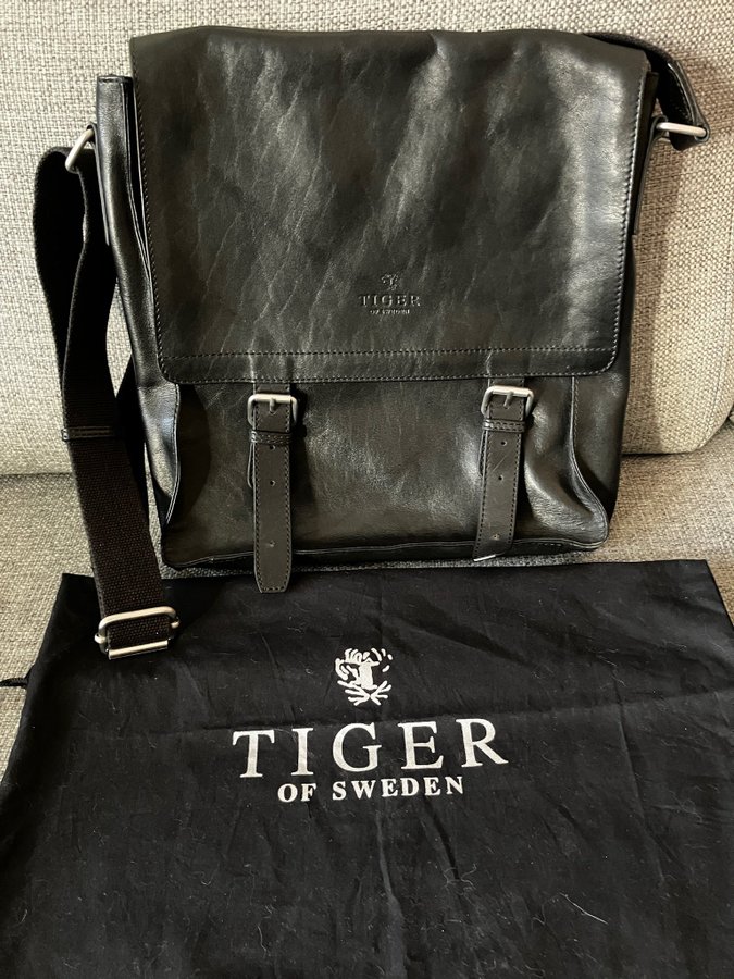 Tiger of Sweden - Caspar Messenger Bag - Svart, skinn