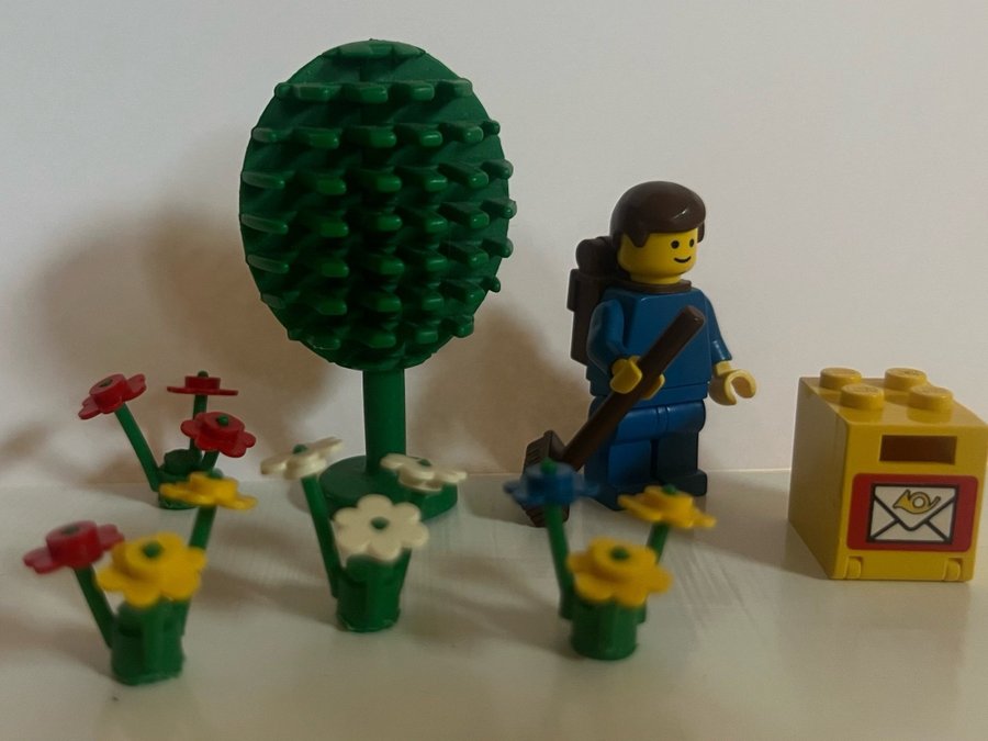 Lego figur och träd/blommor