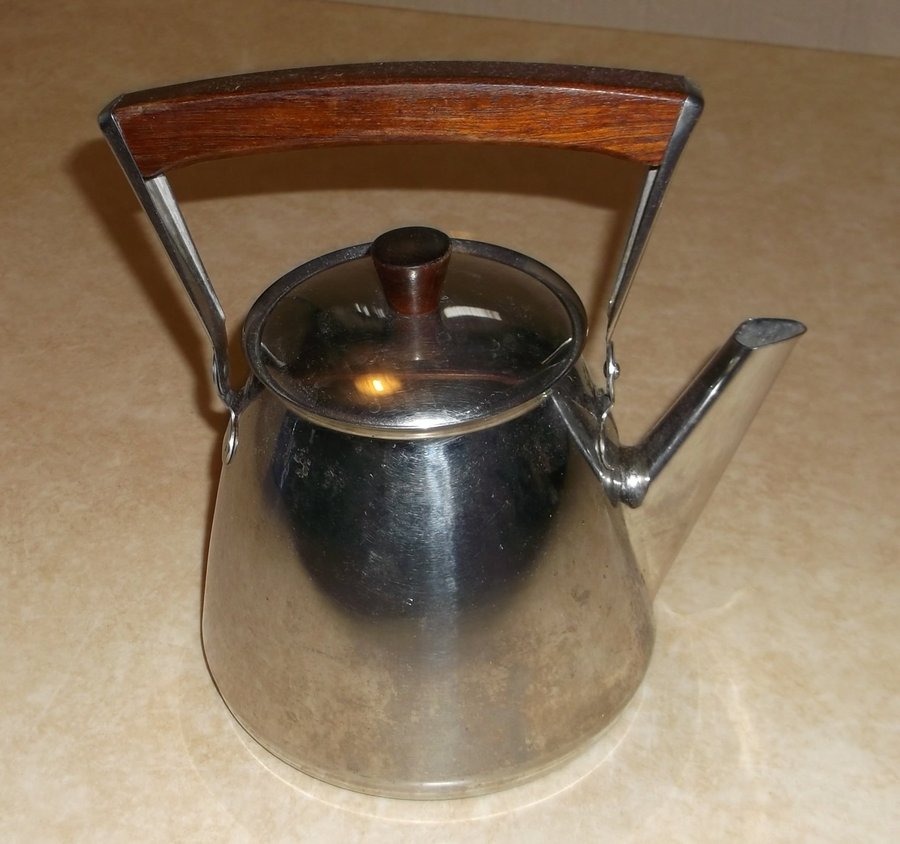 Kaffekanna Tekanna rostfri med trähandtag Vilshult 1950-tal 1,5 liter Prydnad