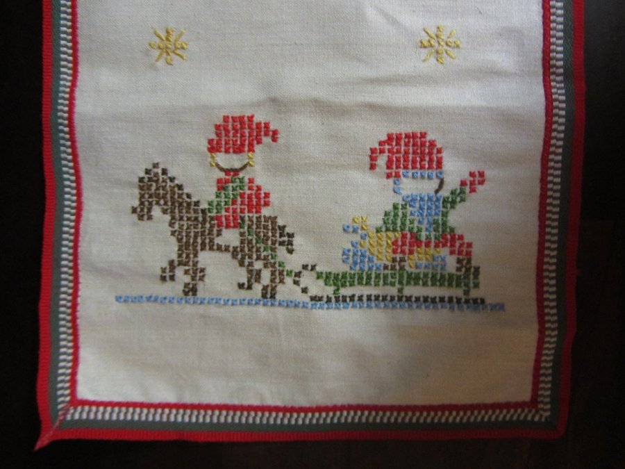 Mindre Äldre Julduk Jul Duk Retro Broderad Tomte hus Häst släde