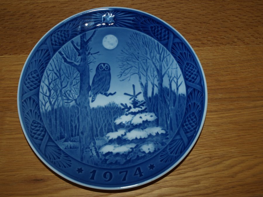 Royal Copenhagen Julfat 1974 "Vinterskumling, Winter Twilight"