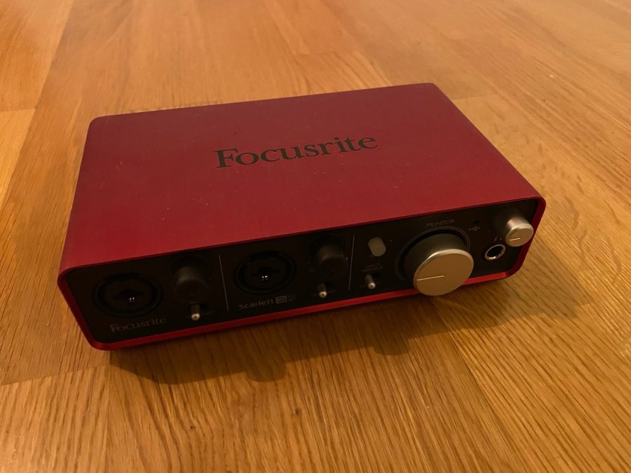 Focusrite Scarlett 2i2 ljudkort första generationen. Levereras med USB-kabel.