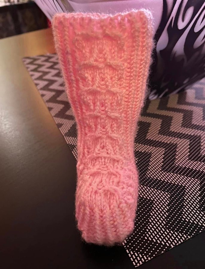 Handstickade Rosa Babysockar. Storlek ca 0-3 mån.