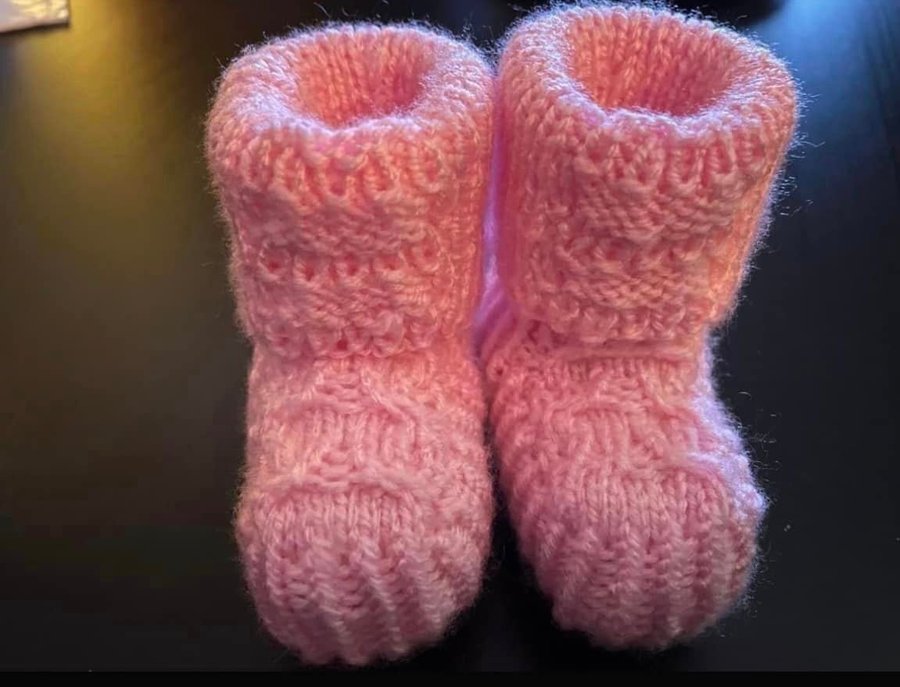 Handstickade Rosa Babysockar. Storlek ca 0-3 mån.