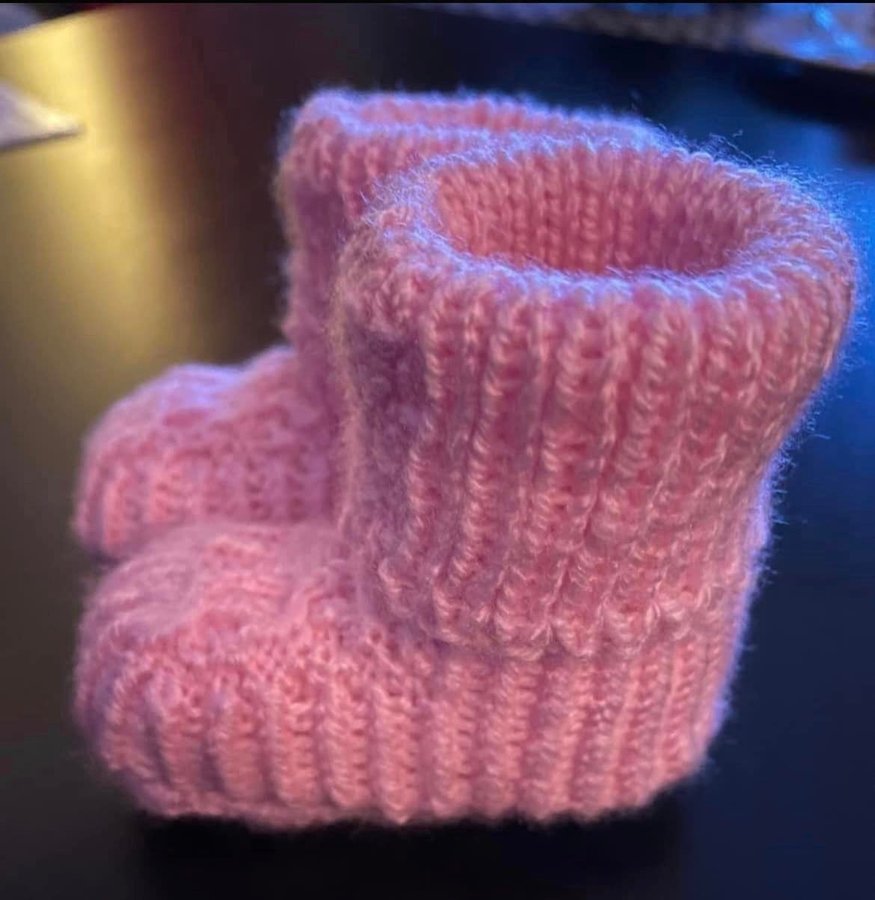 Handstickade Rosa Babysockar. Storlek ca 0-3 mån.