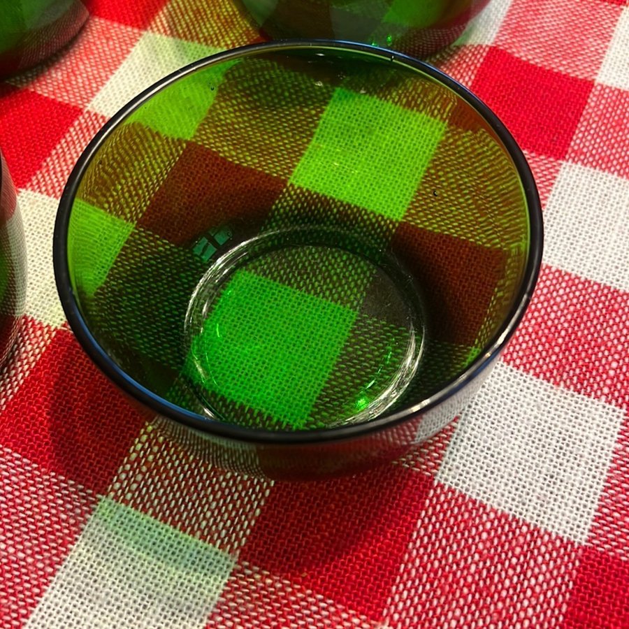 Retro skålar i grönt glas