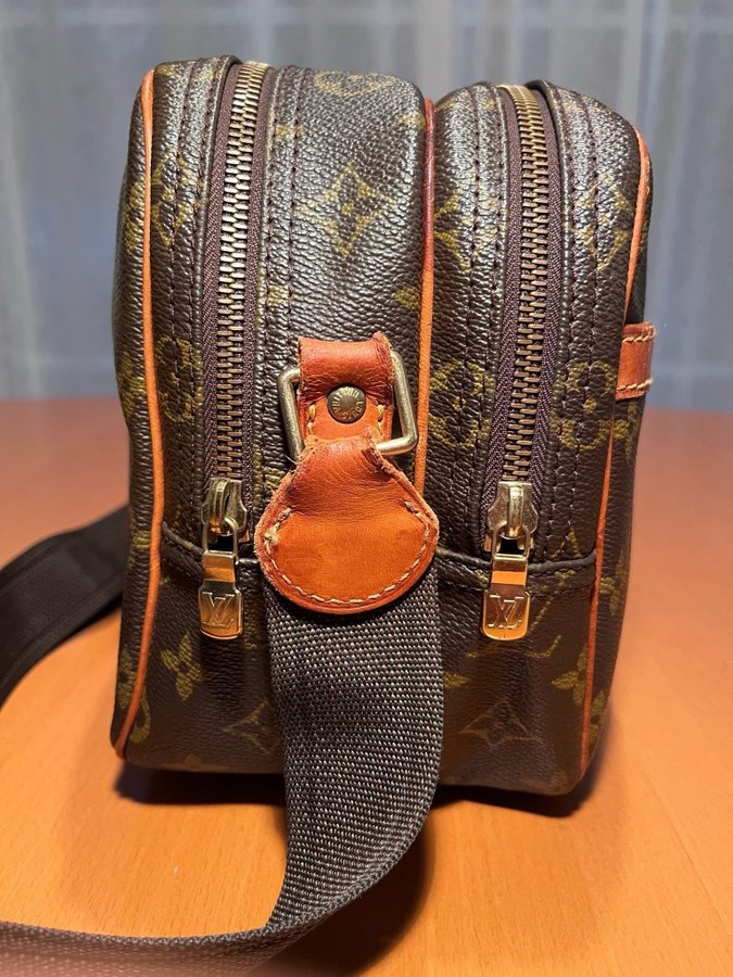 Louis Vuitton Reporter PM Crossbody Axelremsväska