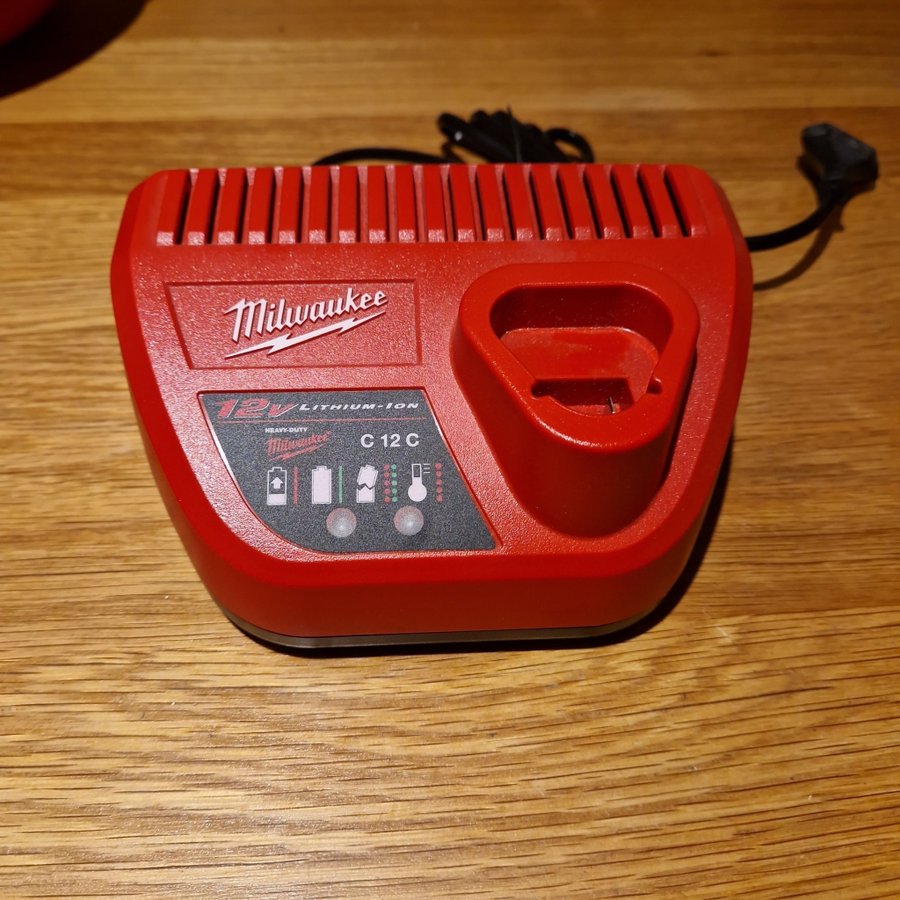 Milwaukee M12 Laddare C 12 C