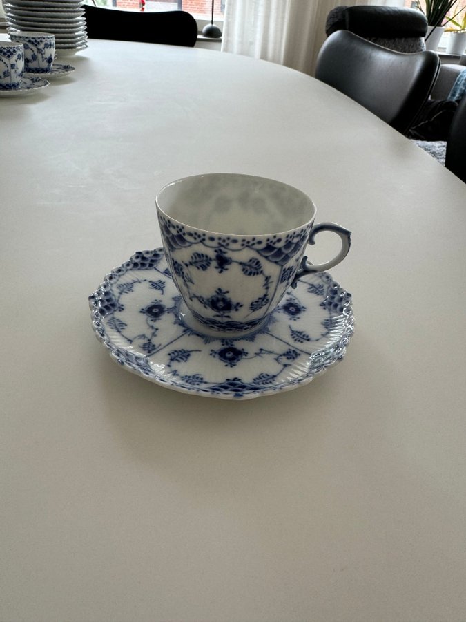 Royal Copenhagen Musselmalet kaffekopp med fat nr 1035