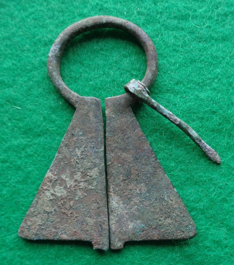 § VIKINGATIDEN ÅR 800-1100, BRONS FIBULA - VACKER DESIGN, SNYGG PATINA