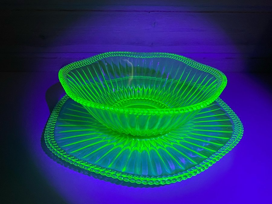 Skål och fat - uranglas uran grönt glas uranium glass - antik vintage