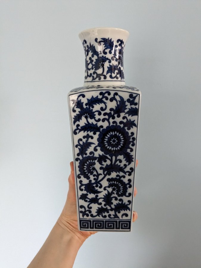 White and blue Chinese vase