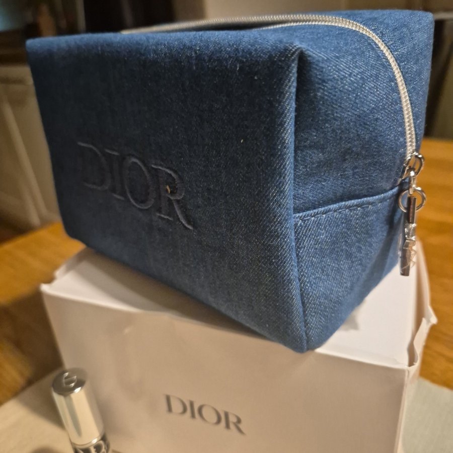 Dior necessär med minisar.