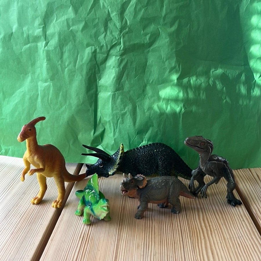 Dinosaurier i plast