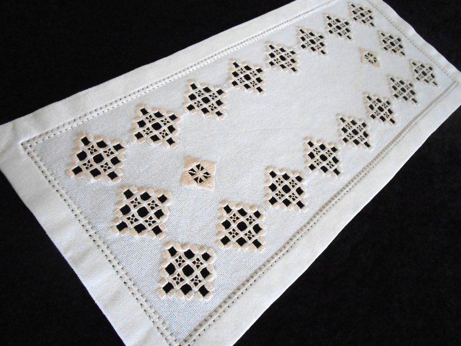 VACKER HANDBRODERAD LÖPARE BEIGE HARDANGERSÖM PÅ VIT VÄV 45 X 20 CM