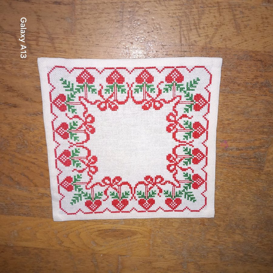 RETRO CHARMIG JULDUK<HANDBRODERAD PÅ VIT FIN LINNEVÄV