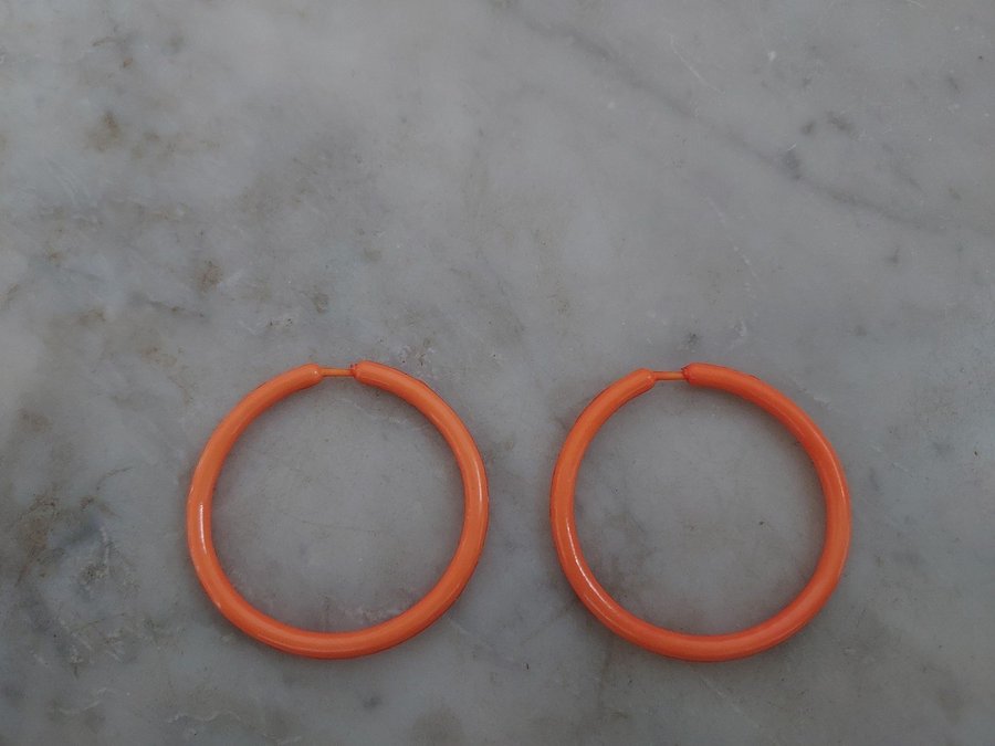 Örhängen Ringar i PLAST 80-tal ORANGE Diameter ca 4 cm