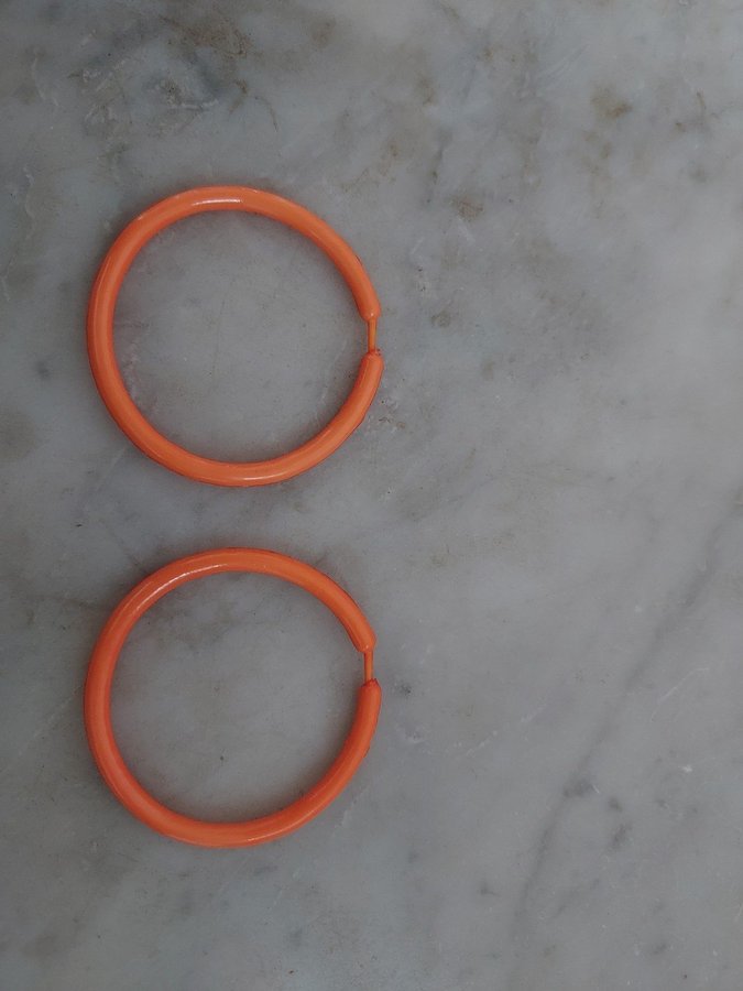 Örhängen Ringar i PLAST 80-tal ORANGE Diameter ca 4 cm