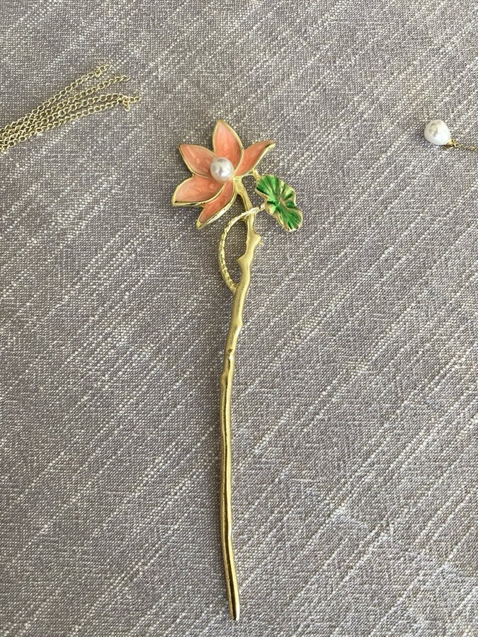 Lotus hair pin