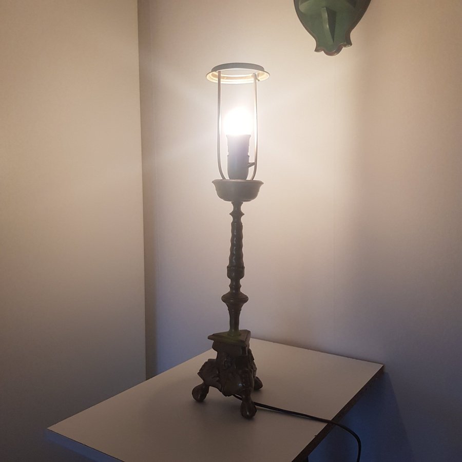 Art Deco lyxig bordslampa av brons.Made In Denmark "LYFA".Från 1920-tal.