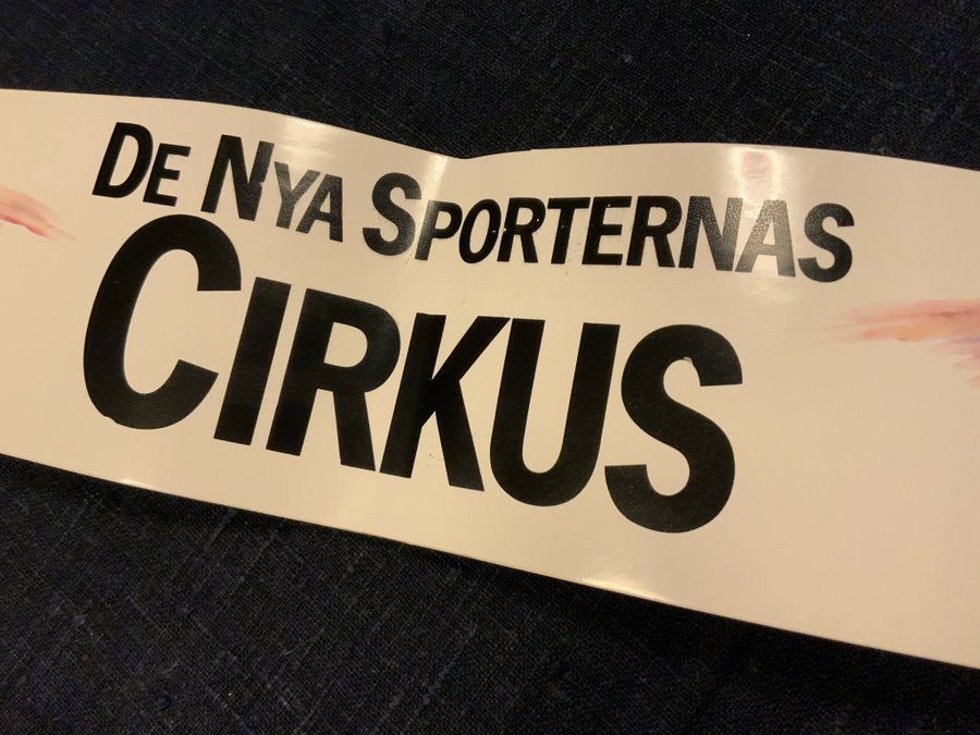 Klistermärke De Nya Sporternas Cirkus New Sport Skateboard