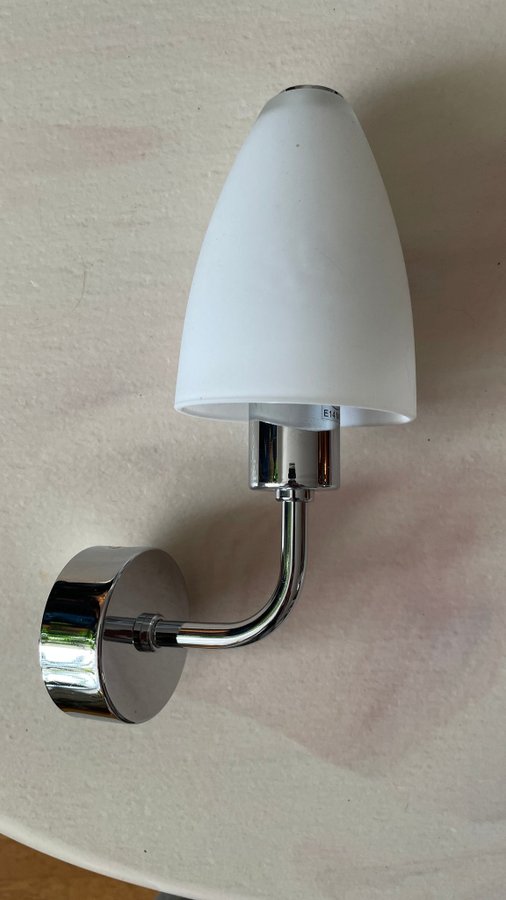 Elegant vägglampa i krom med vit kupa