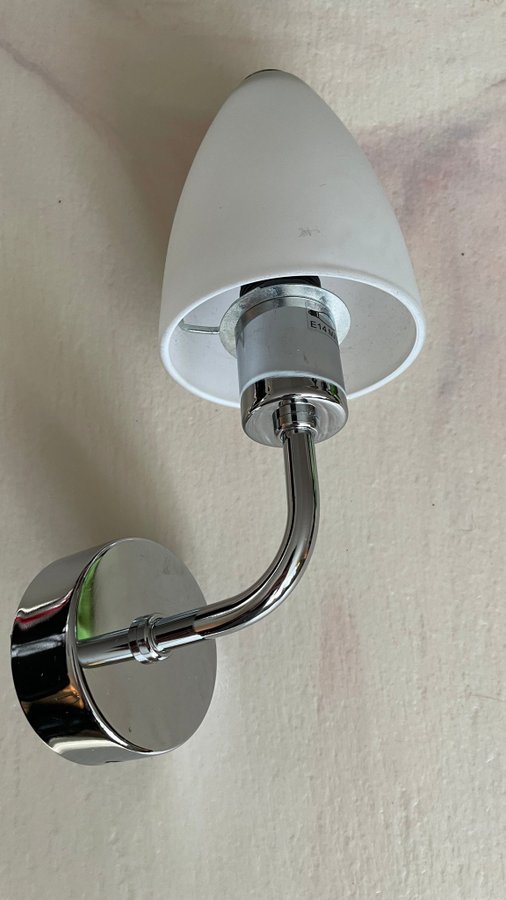 Elegant vägglampa i krom med vit kupa