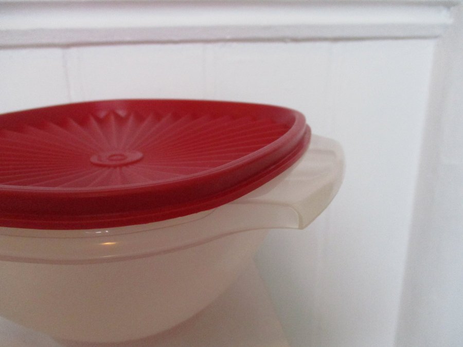 Tupperware skål med rött lock / Floridaskål med stjärnlock