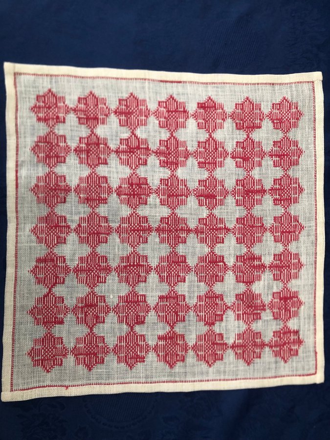 Handbroderad linne duk 35 X 35 cm