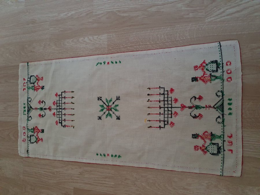 Julduk med broderi, vintage 1944 , så underbart vacker duk