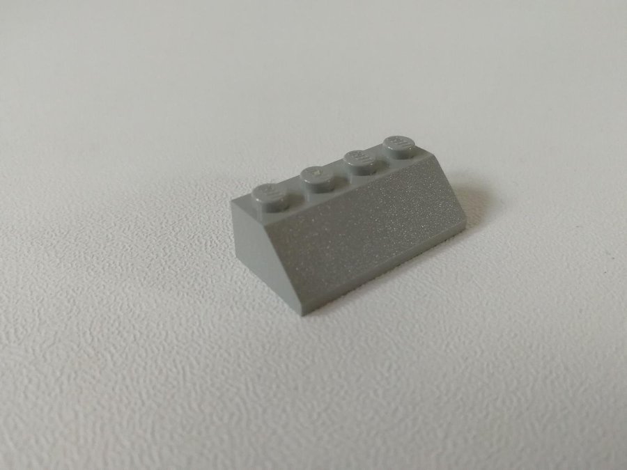 Lego - slope - bas - 2x4 - part 3037 - ljusgrå (old light gray)