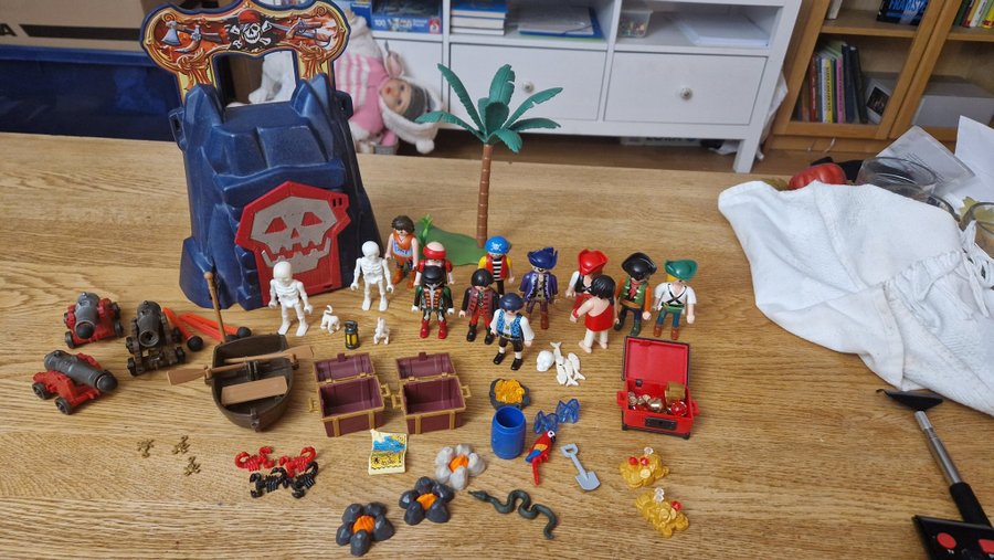 Playmobil Piratö med Skelett och Skattkistor