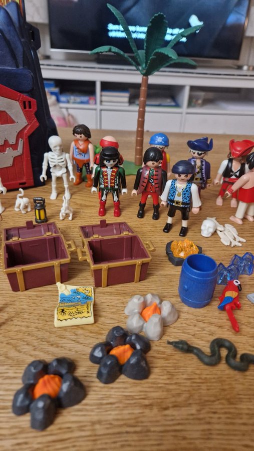 Playmobil Piratö med Skelett och Skattkistor