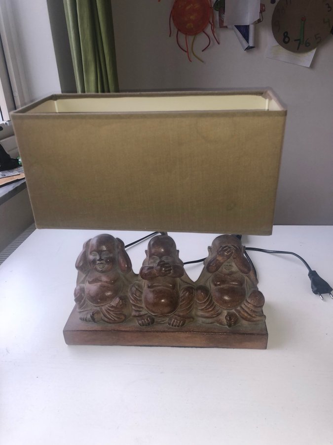 Säljer en lampa med tre buddhas