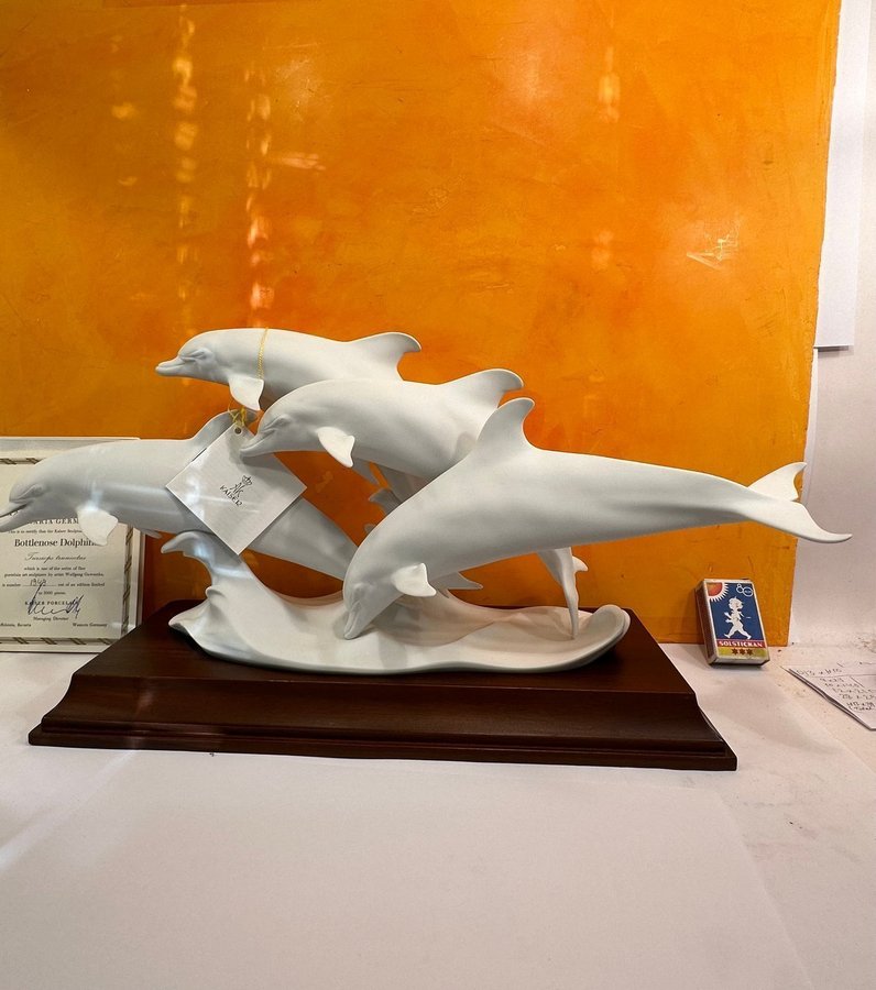 Ev Gawantko BOTTLENOSE DOLPHINS FIGURINsign porslin Kaiser Tyskland70talet