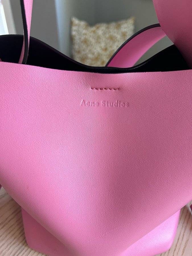 Acne Studios - MUSUBI SHOULDER BAG, väska i rosa skinn