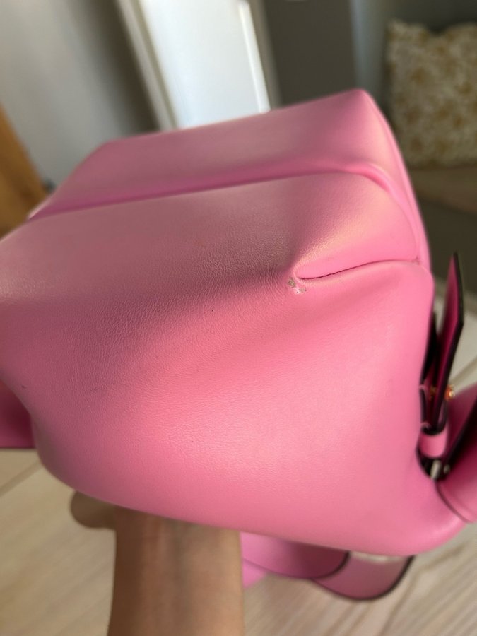 Acne Studios - MUSUBI SHOULDER BAG, väska i rosa skinn