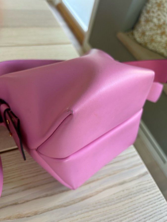 Acne Studios - MUSUBI SHOULDER BAG, väska i rosa skinn