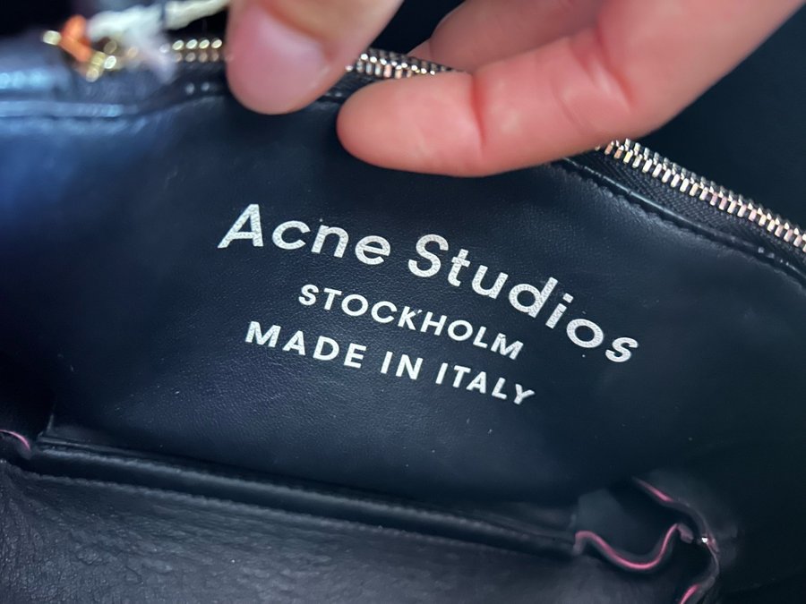 Acne Studios - MUSUBI SHOULDER BAG, väska i rosa skinn