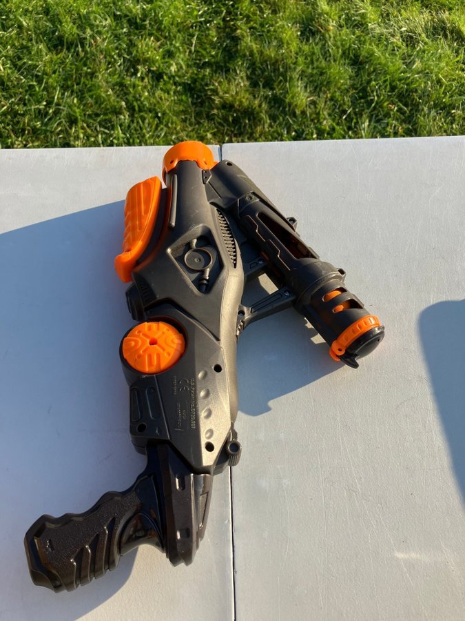 Nerf pistol med rund skumgummi kulor